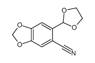 6-(1,3-二氧戊环-2-基)-1,3-苯并二氧杂环戊烯-5-甲腈 结构式