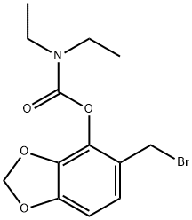 二乙基氨基甲酸 5-(溴甲基)-1,3-苯并二氧杂环戊烯-4-基酯 结构式